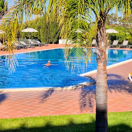 Moradias Rufino 假日公园 3*